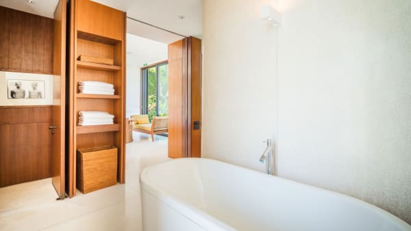 Arnalaya Beach House - Ocean suite bathroom
